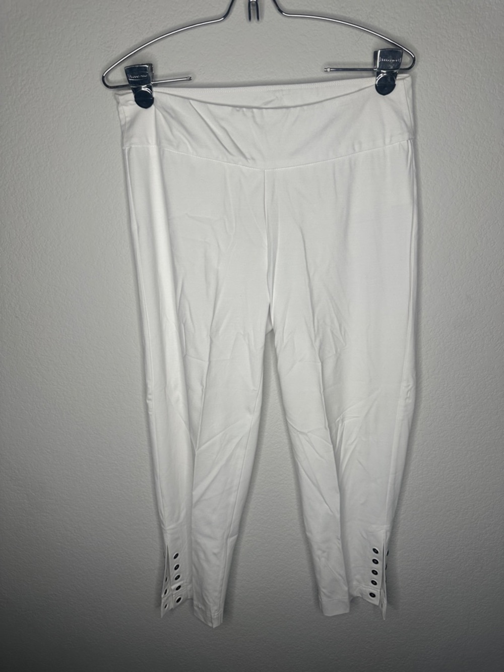 Lulu-B White Cropped Ankle Pants with Buttoned Hem